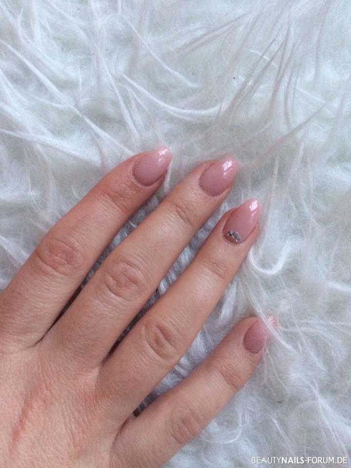 dezente Gelnägel in Rose Nailart